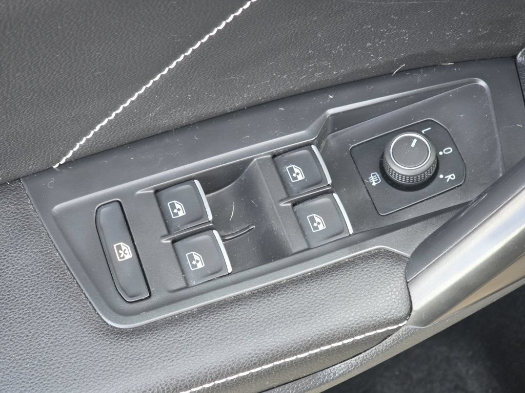 Used 2023 Volkswagen Tiguan SE AWD/4WD image 23