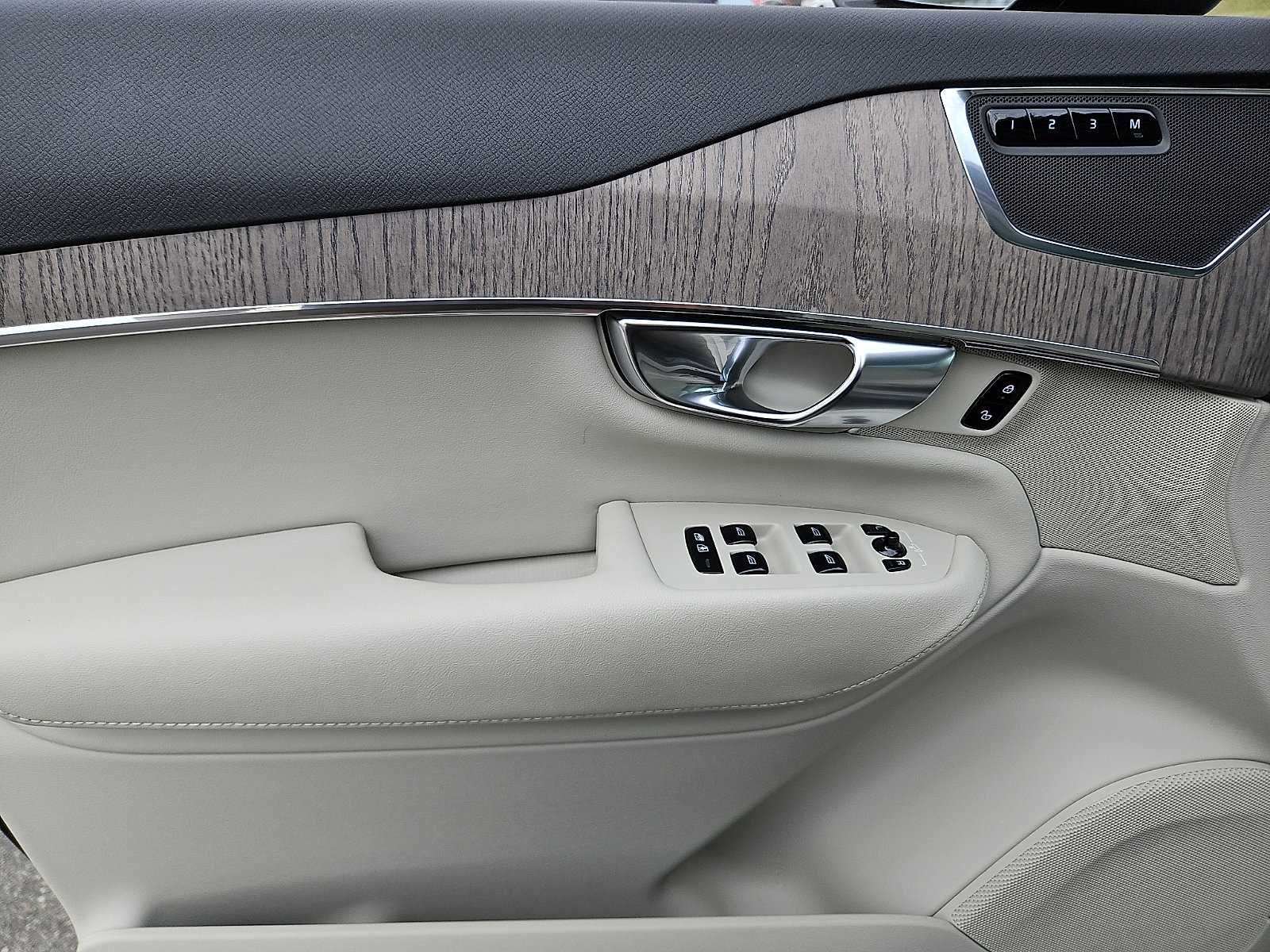 Certified 2023 Volvo XC90 B5 Plus w/ Protection Package Premier image 12