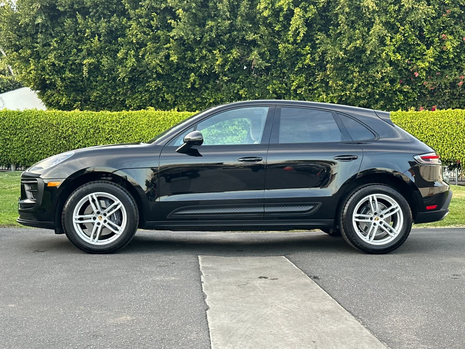 Certified 2025 Porsche Macan AWD/4WD image 2