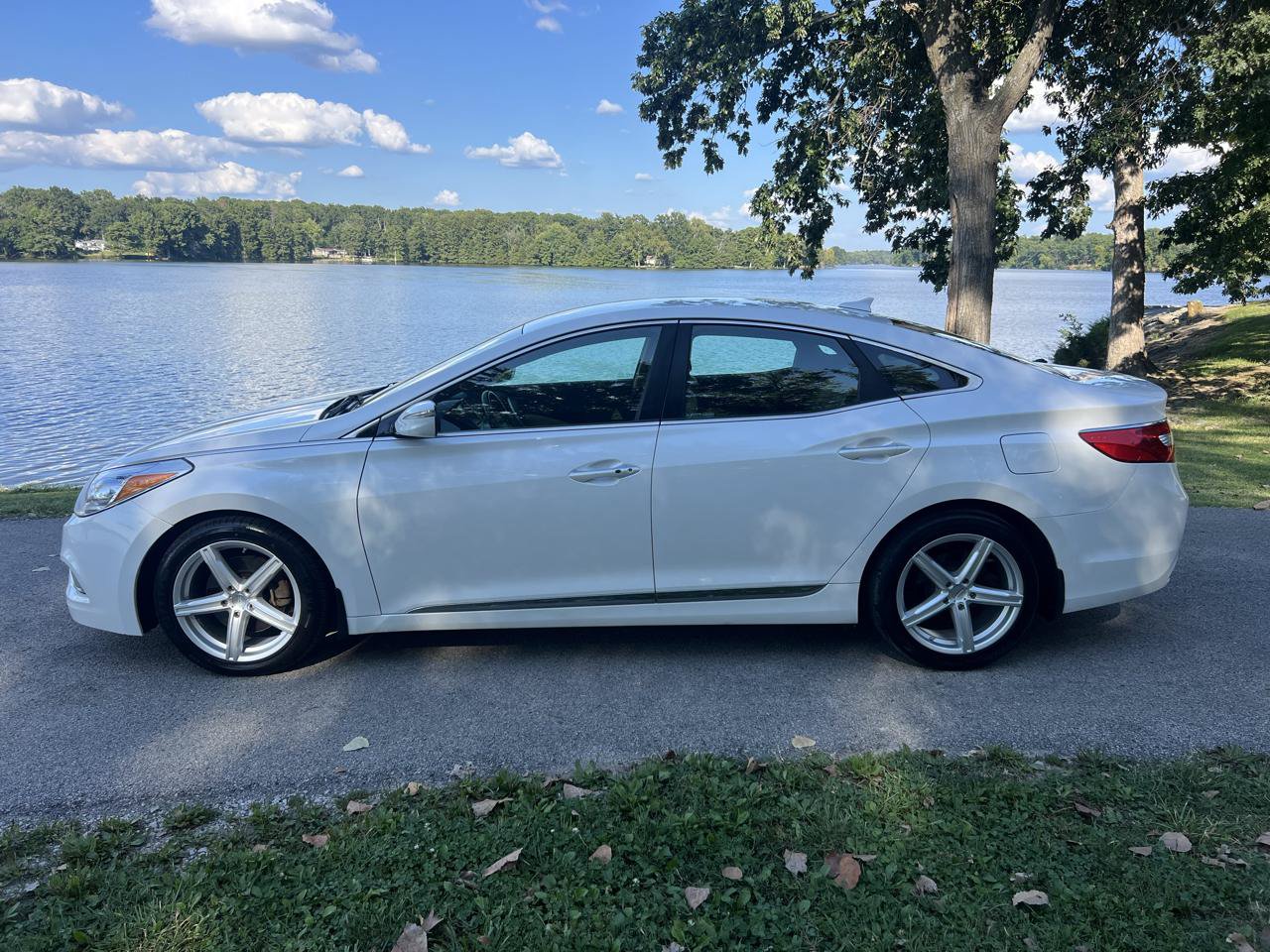 Used 2013 Hyundai Azera FWD image 1