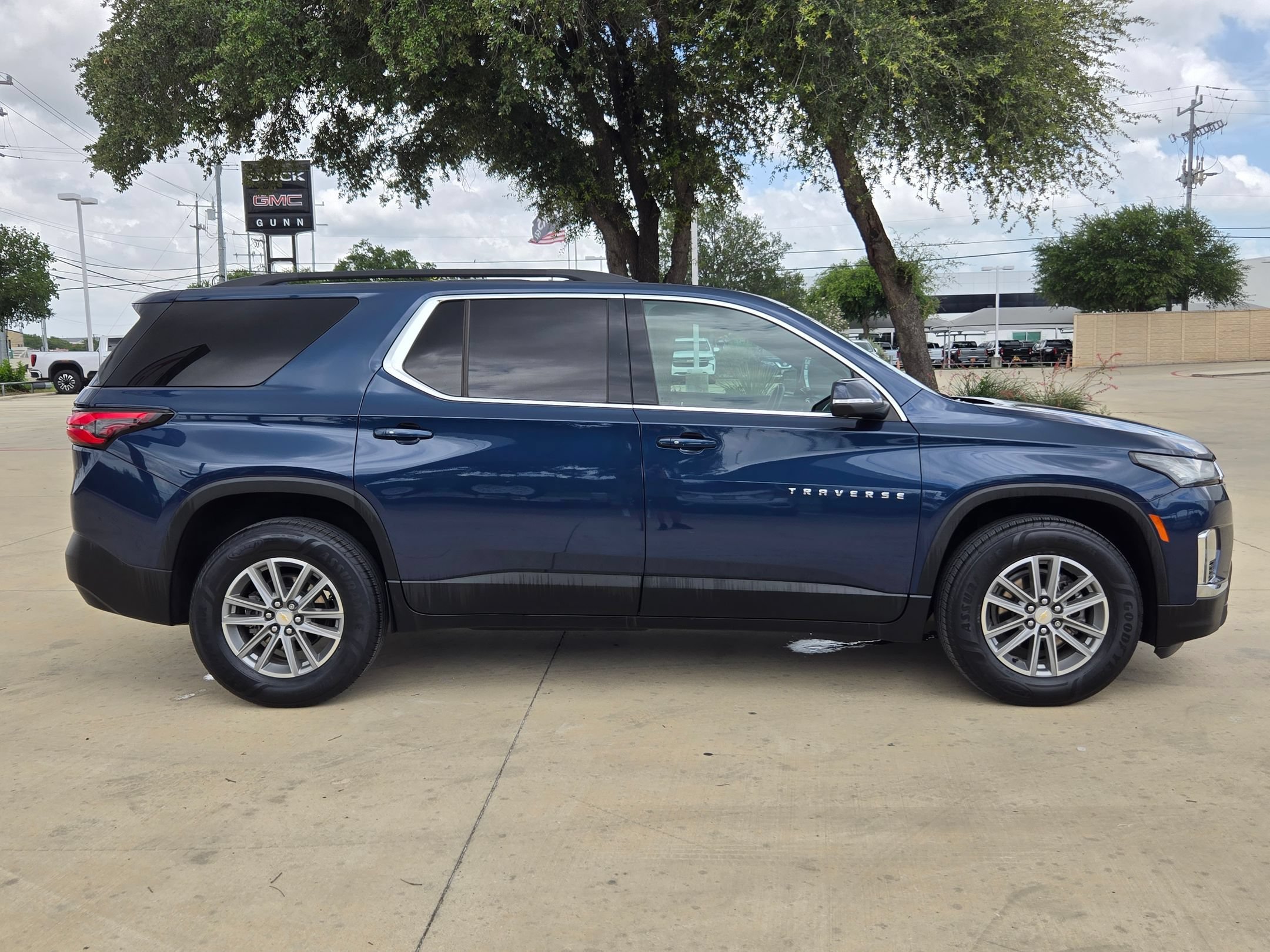 Used 2022 Chevrolet Traverse LT FWD image 8