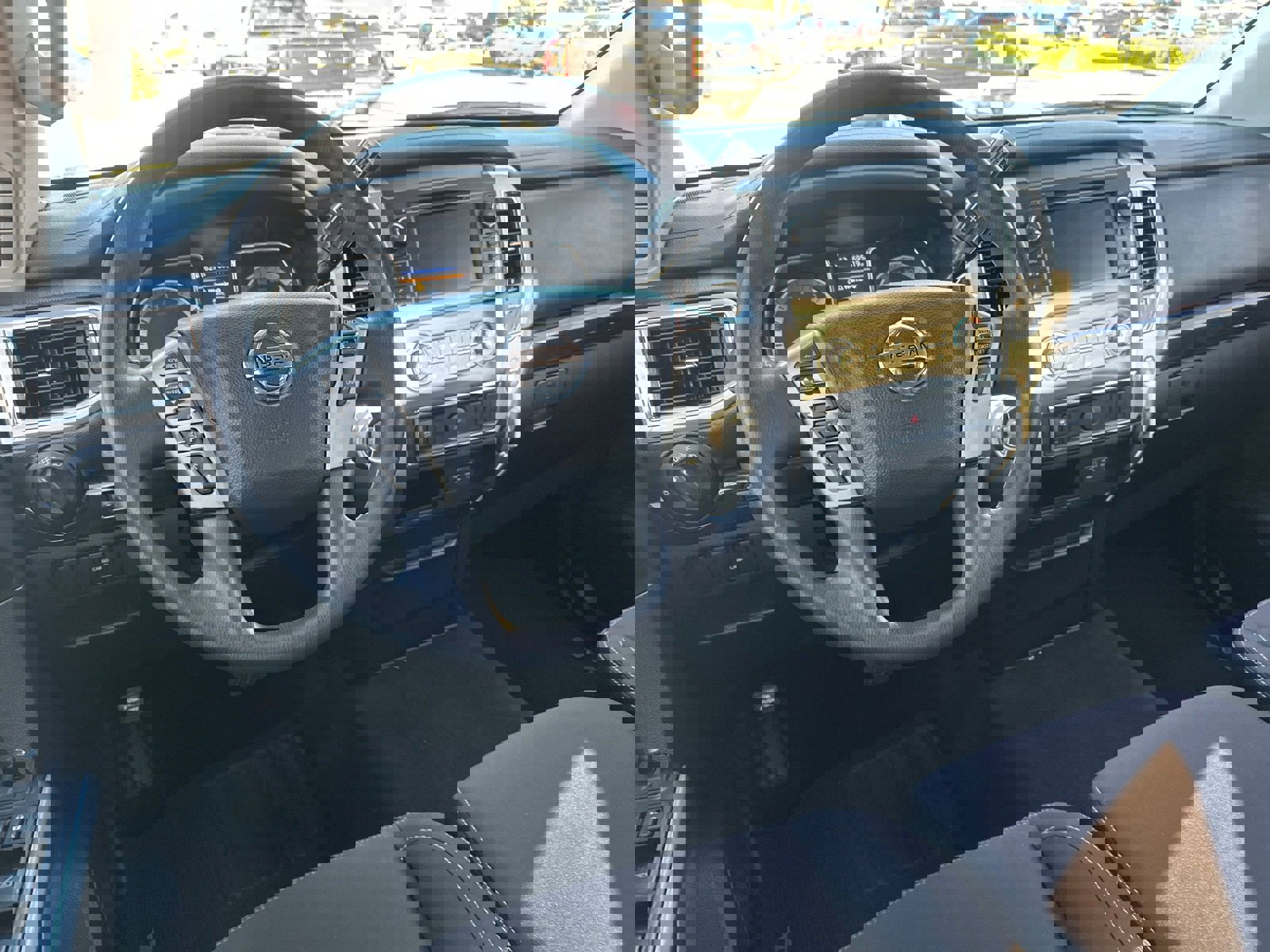 Used 2019 Nissan Titan SV image 22