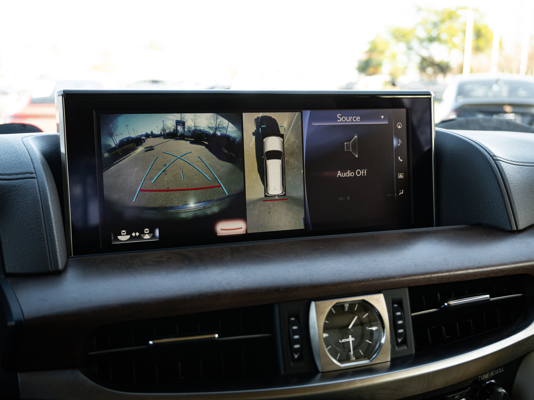 Used 2018 Lexus LX 570 4WD w/ Luxury Package image 22