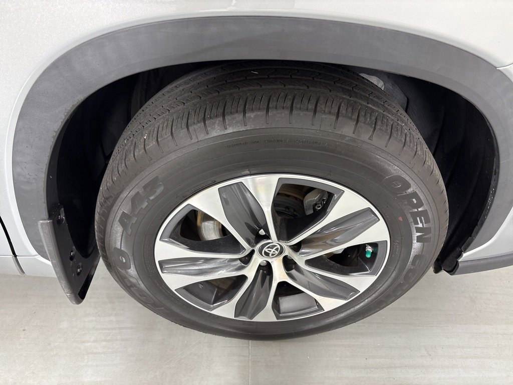 Used 2023 Toyota Highlander XLE image 11