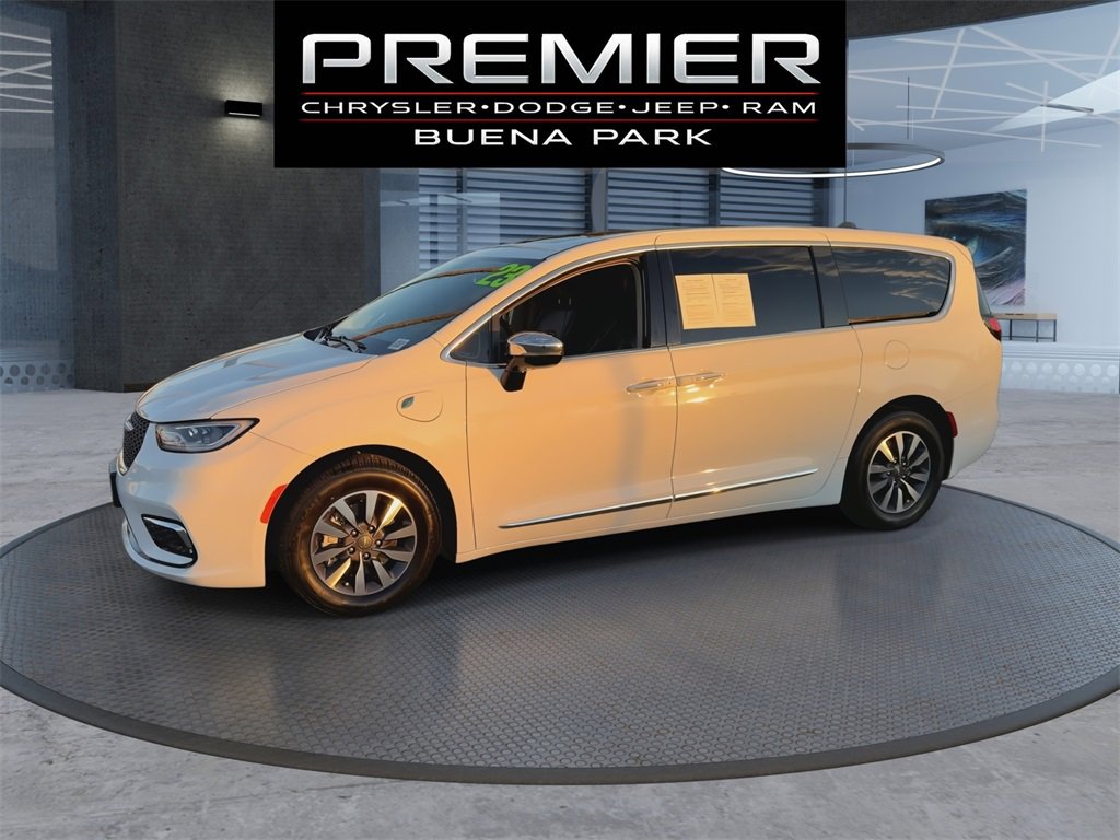 Used 2023 Chrysler Pacifica Limited w/ Uconnect Theater Family Group image 4