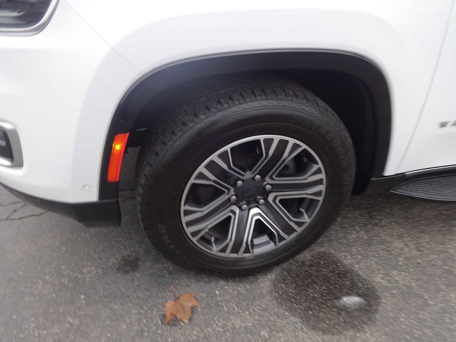 Used 2024 Jeep Wagoneer L Series II w/ Flexible Seating Group image 4