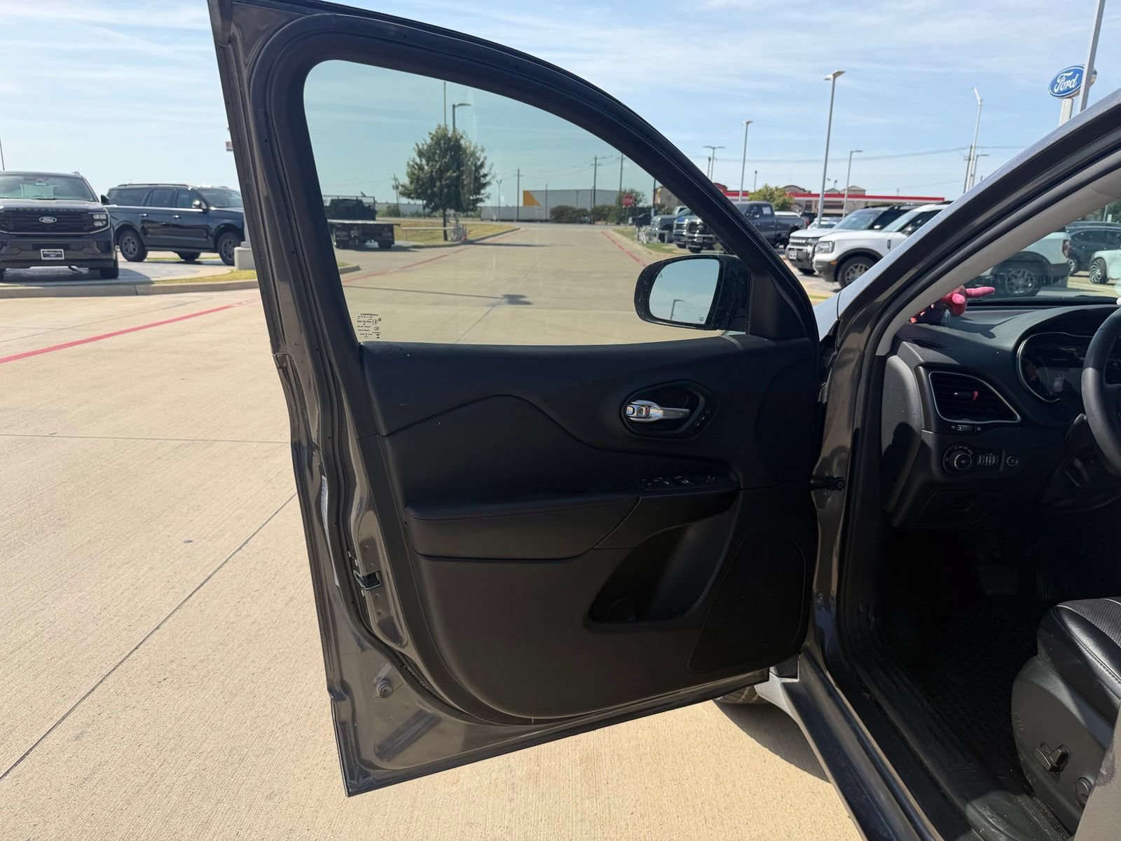 Used 2022 Jeep Cherokee Trailhawk w/ Premium Leather Package AWD/4WD image 33