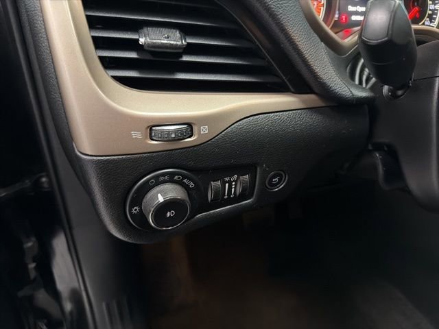 Used 2015 Jeep Cherokee Latitude w/ Comfort/Convenience Group image 18