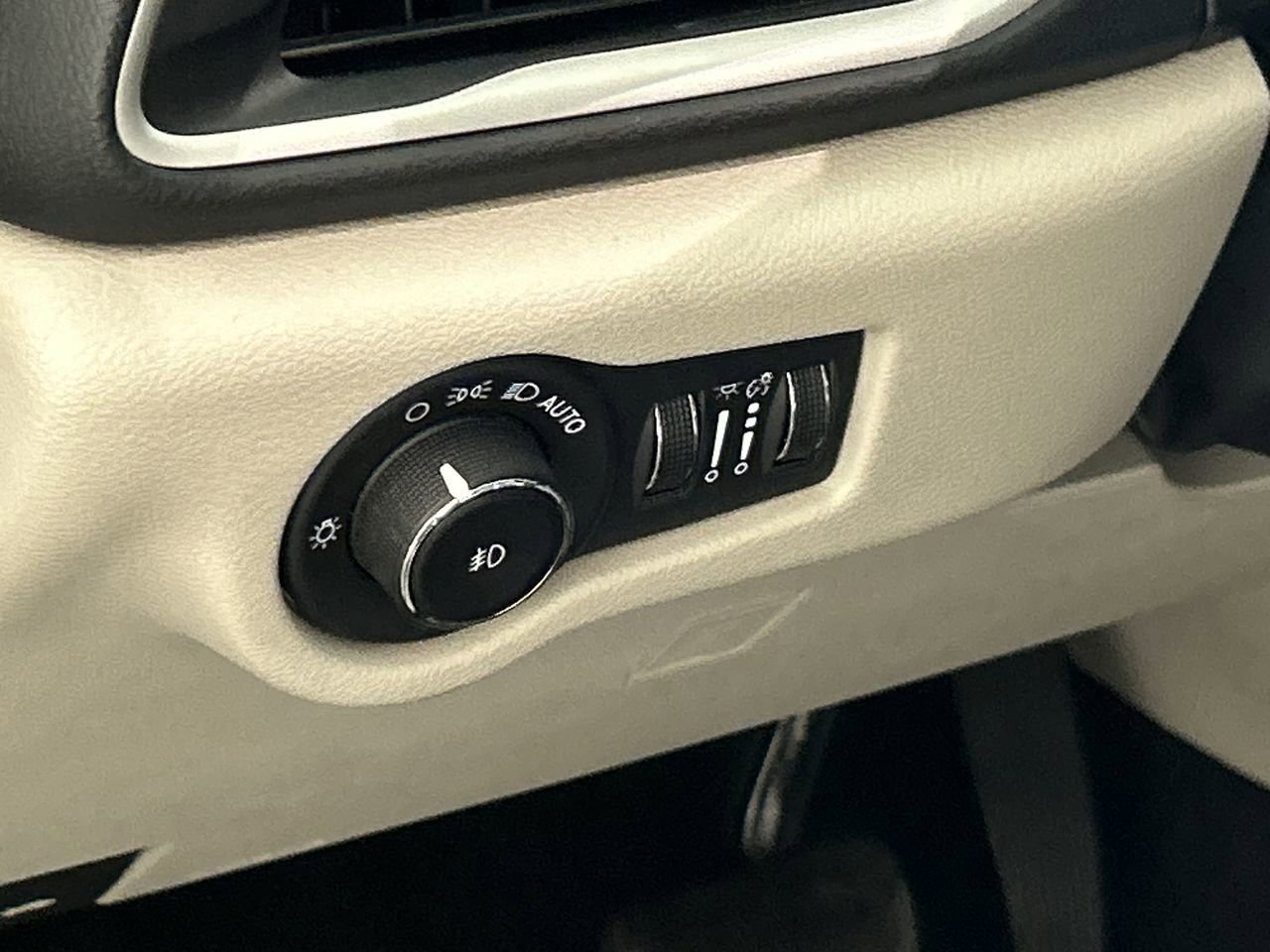 Used 2023 Chrysler Pacifica Touring-L image 12