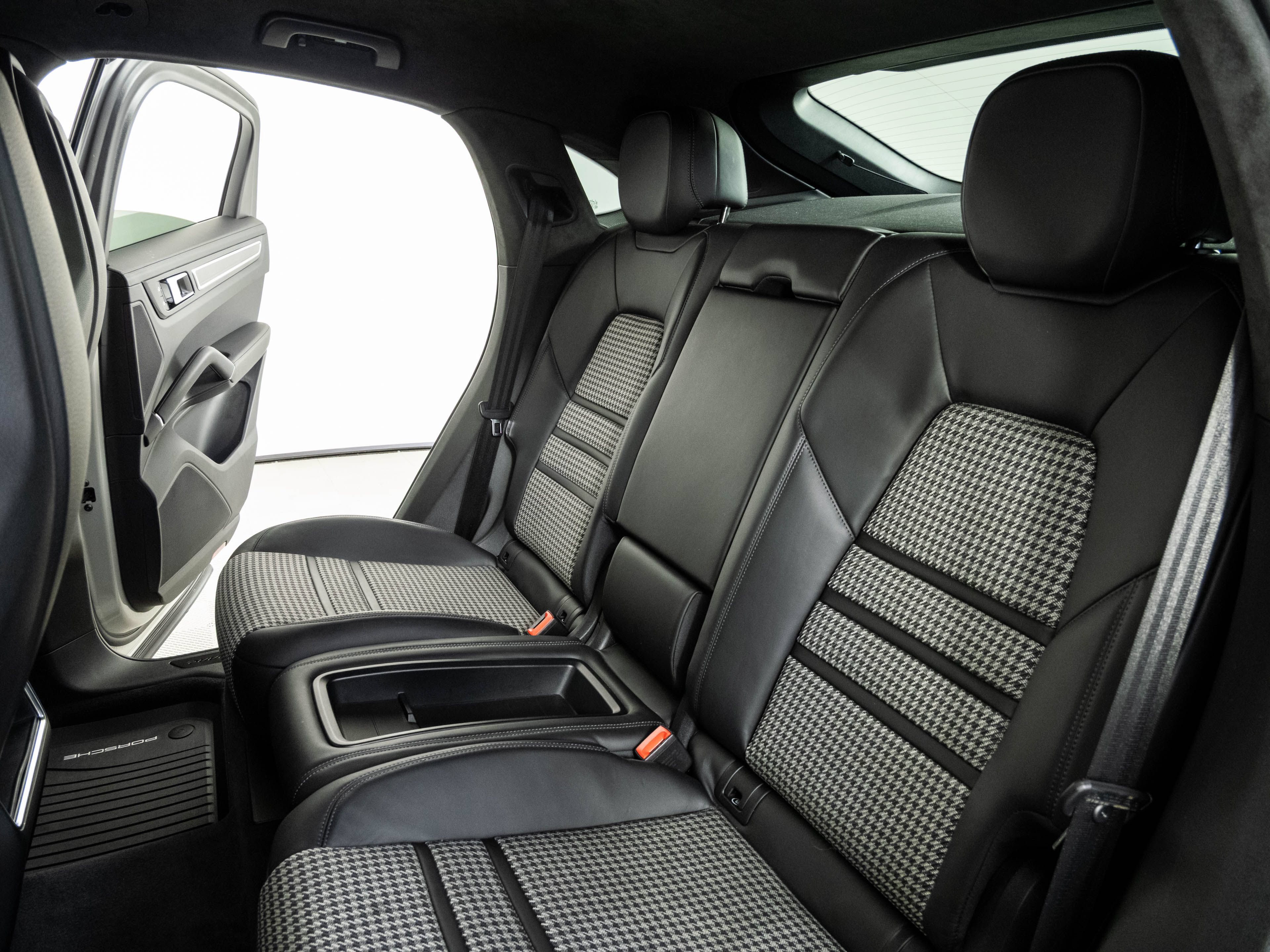 Used 2023 Porsche Cayenne GTS AWD/4WD image 19