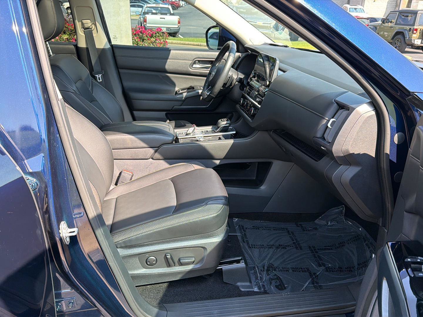 Used 2024 Nissan Pathfinder SL w/ SL Premium Package FWD image 13