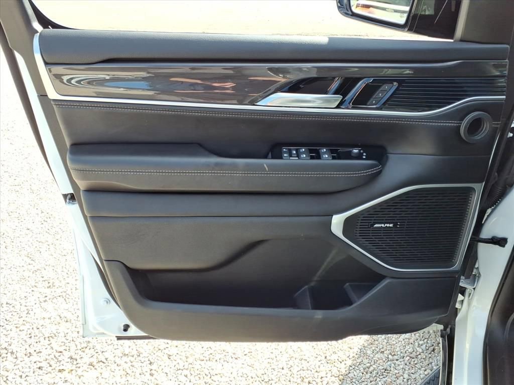 Used 2023 Jeep Wagoneer 4WD w/ Premium Group I image 15