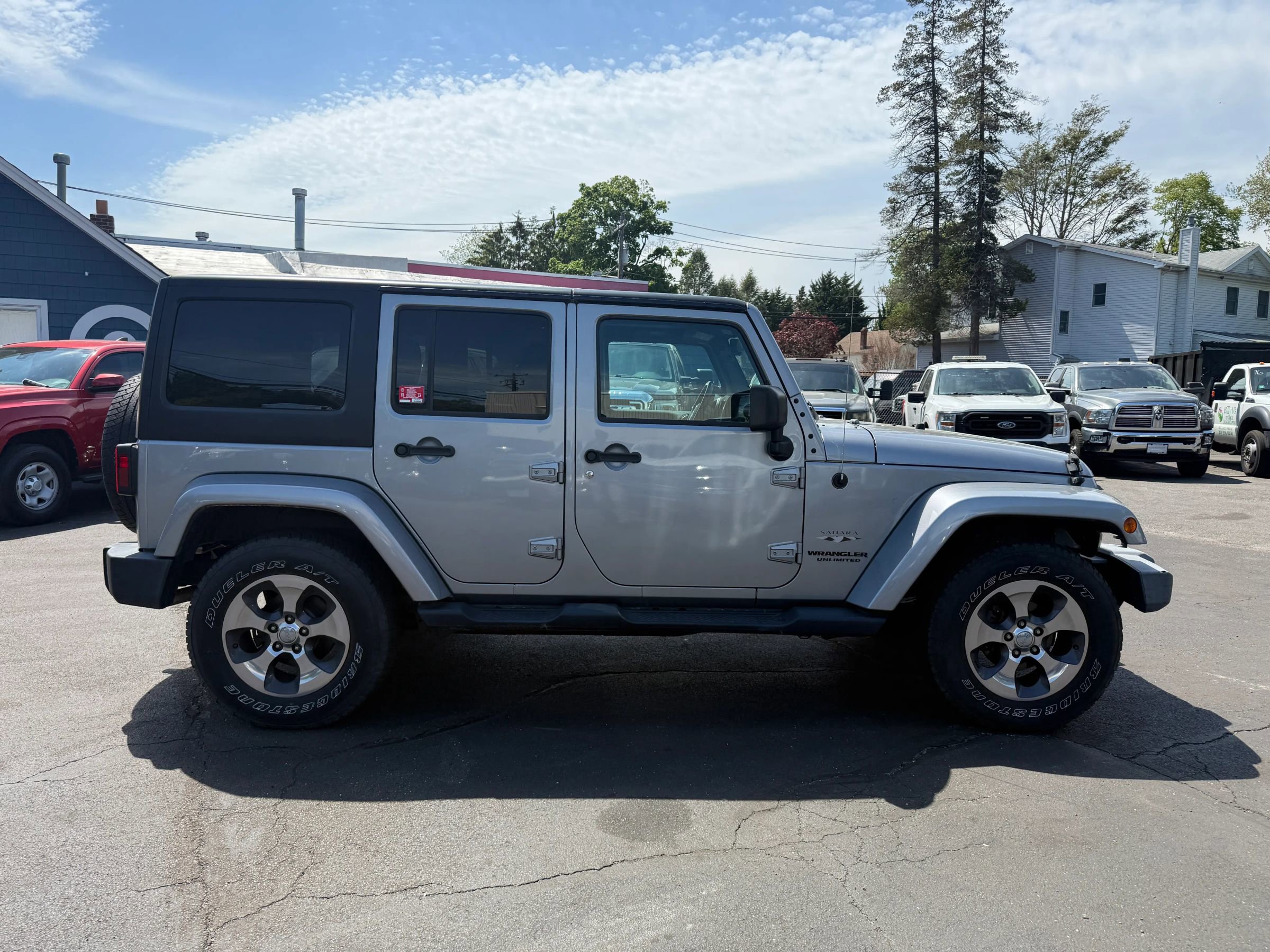 Used 2017 Jeep Wrangler Unlimited Sahara w/ Connectivity Group AWD/4WD image 4