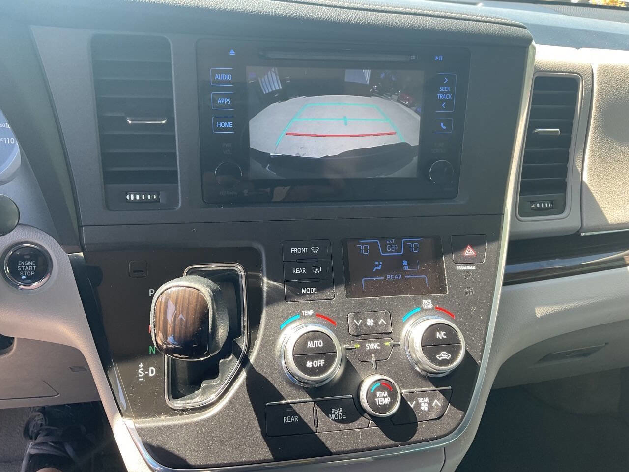 Used 2015 Toyota Sienna XLE FWD image 17