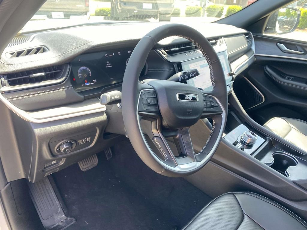 New 2026 Jeep Grand Cherokee Limited w/ Luxury Tech Group II AWD/4WD image 15
