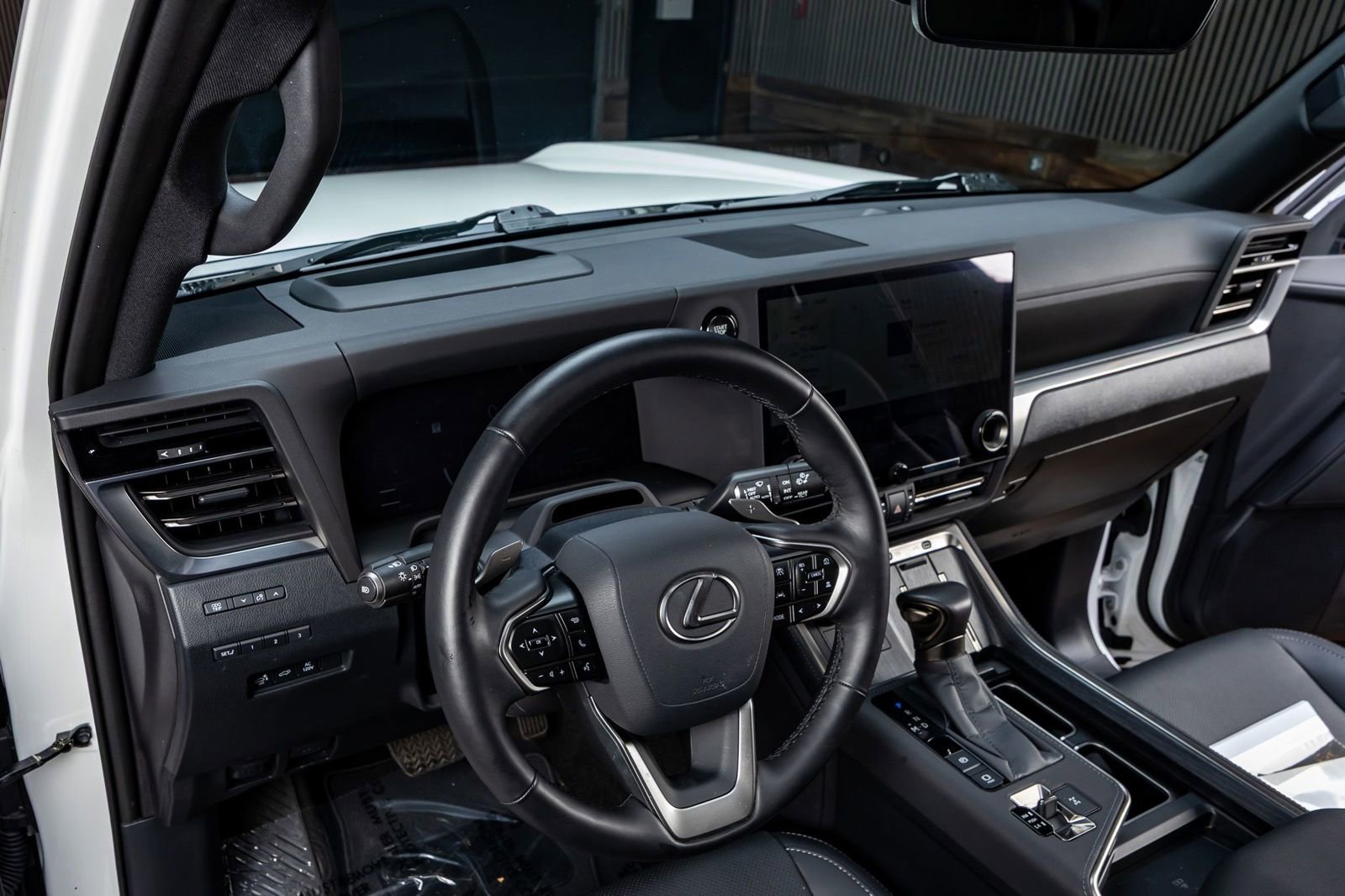 Used 2025 Lexus GX 550 w/ Accessory Package (2T) AWD/4WD image 17