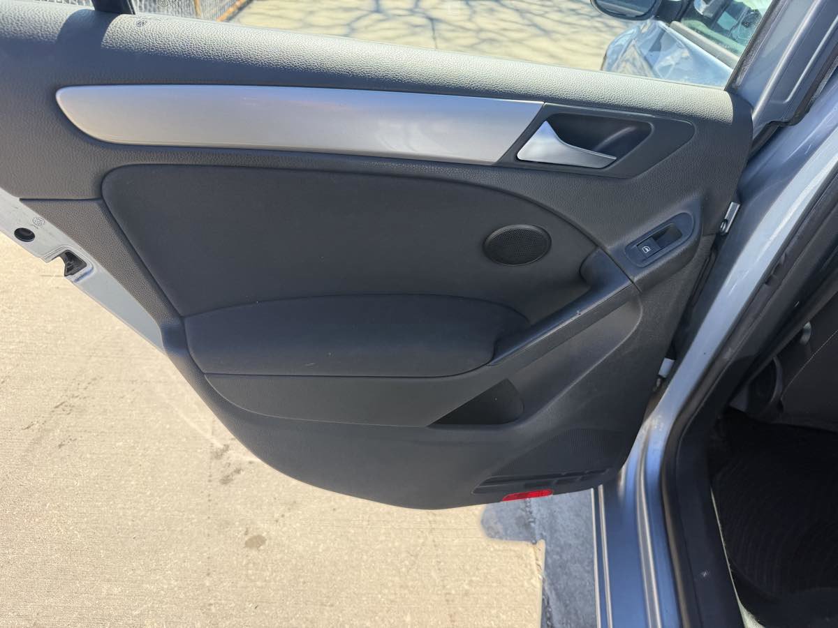 Used 2010 Volkswagen Golf 4-Door image 15