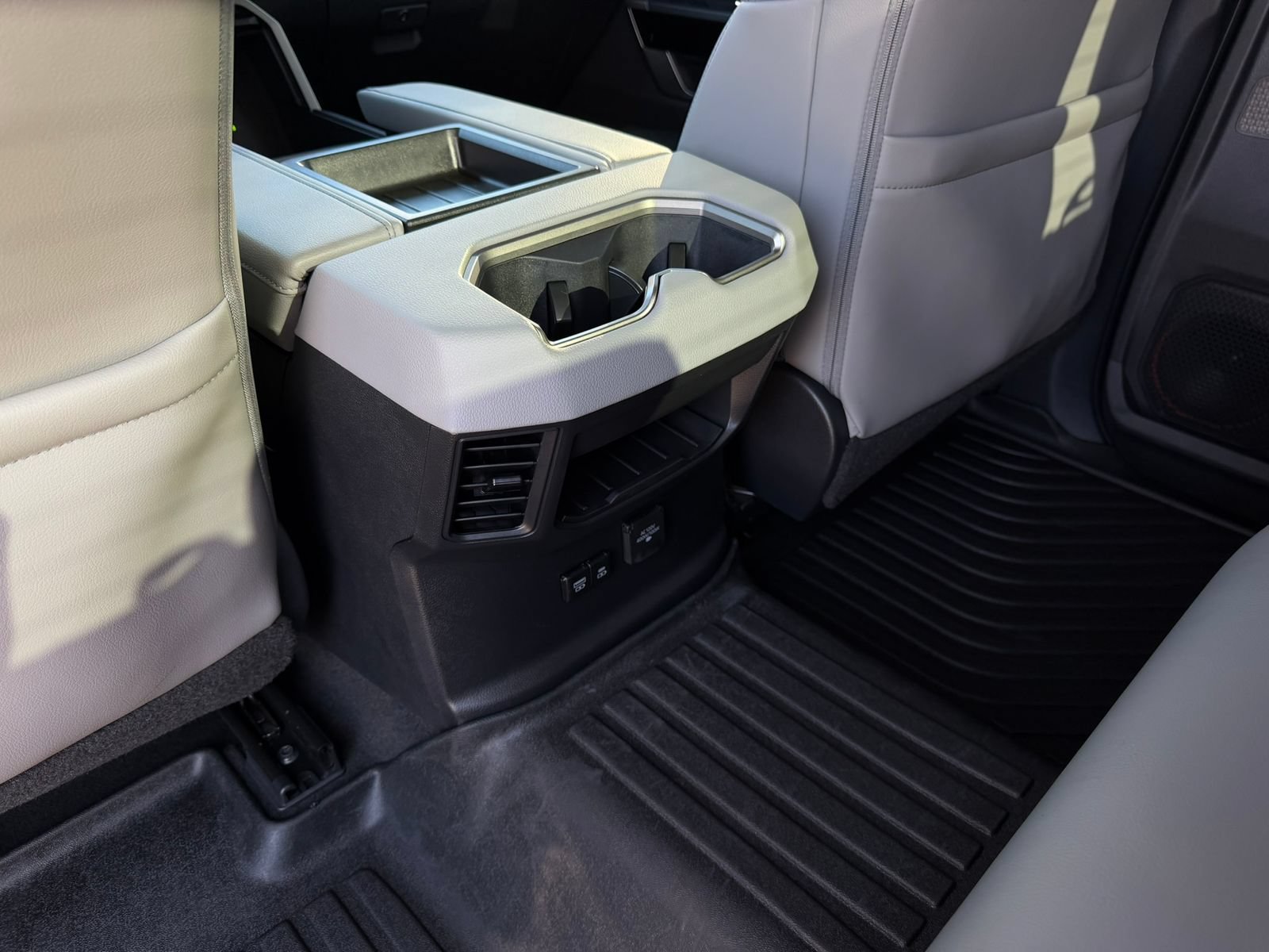 Used 2024 Toyota Tundra Limited AWD/4WD image 29