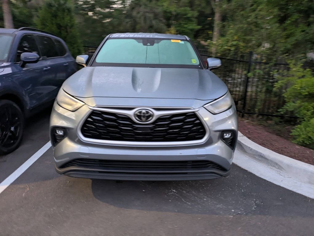 Certified 2020 Toyota Highlander LE FWD image 2