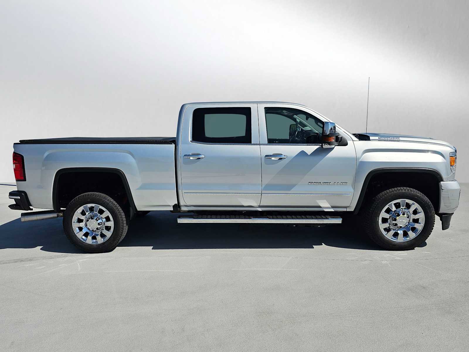 Used 2017 GMC Sierra 2500 Denali w/ Duramax Plus Package AWD/4WD image 2