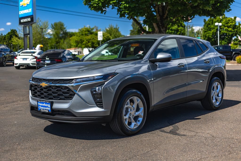 Used 2026 Chevrolet Trax LS w/ LS Convenience Package FWD image 4