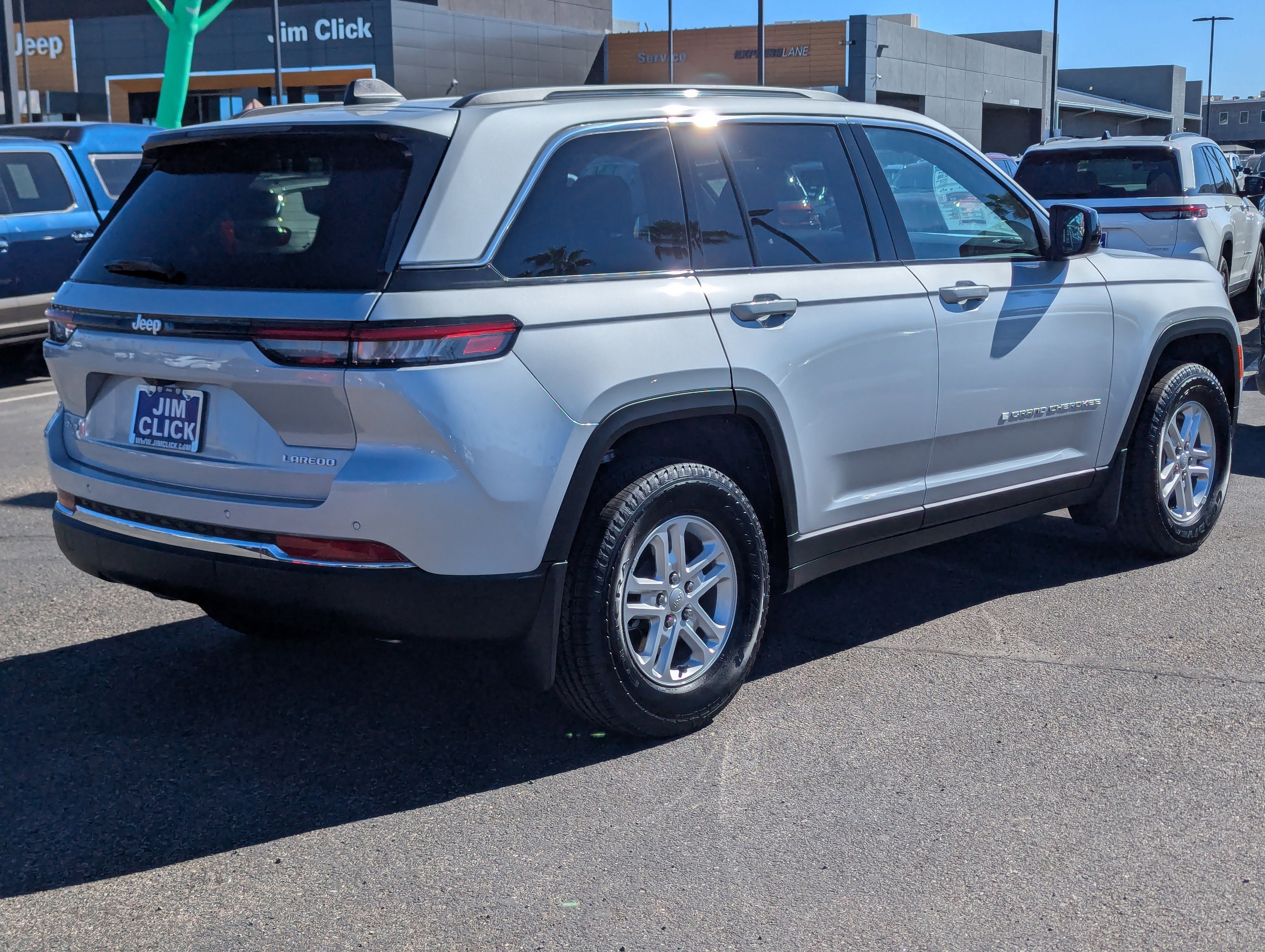 New 2025 Jeep Grand Cherokee Laredo image 2