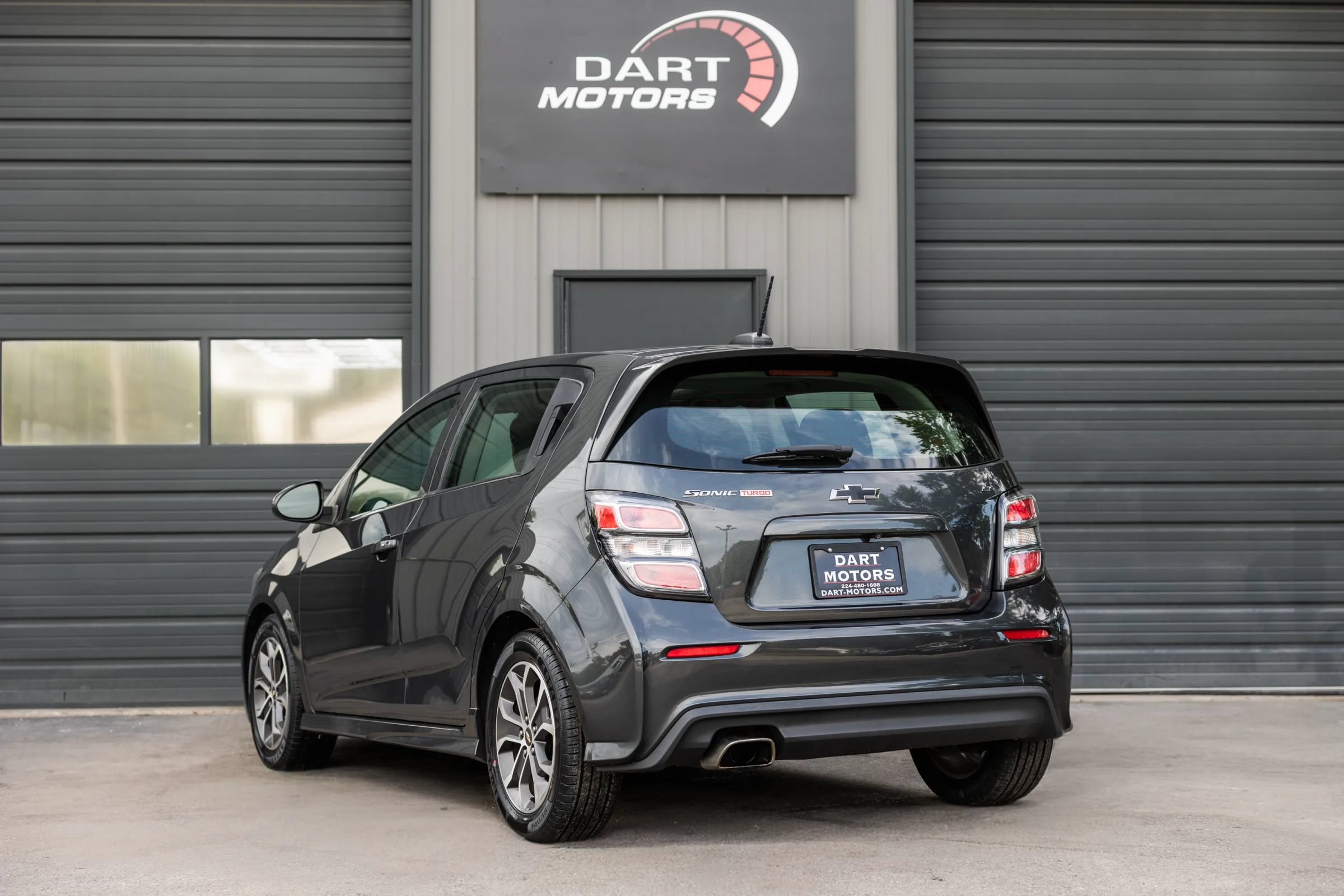 Used 2017 Chevrolet Sonic LT w/ Fun and Sun Package FWD image 5