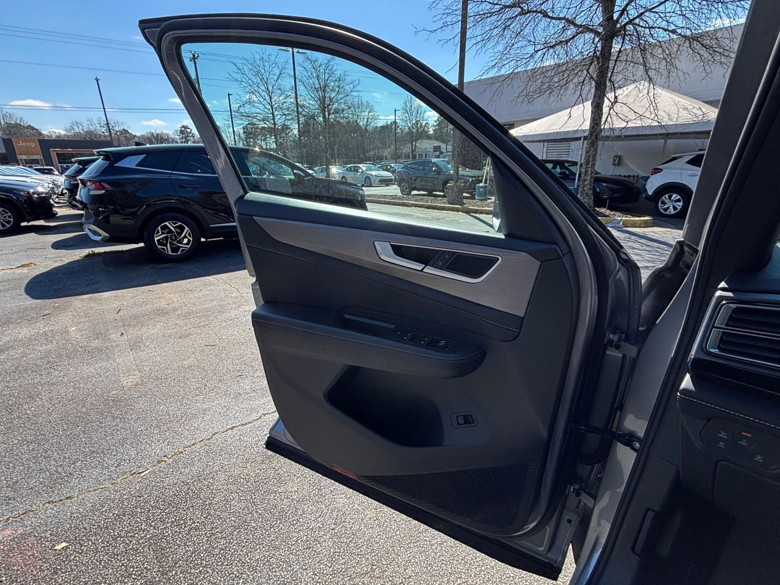 Used 2025 Volkswagen Atlas Cross Sport SE image 18