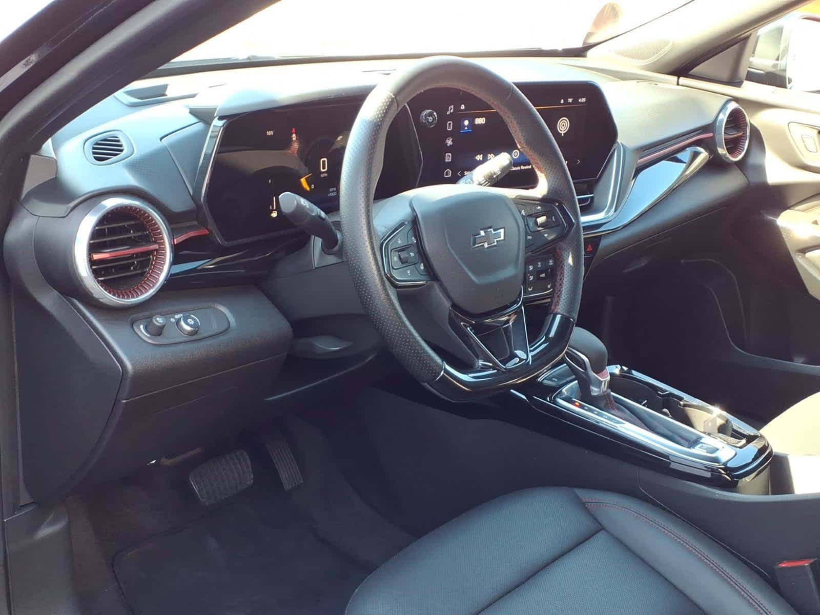 Used 2025 Chevrolet Trax RS w/ Driver Confidence Package FWD image 9