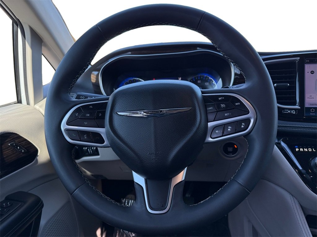 Certified 2023 Chrysler Pacifica Limited image 13