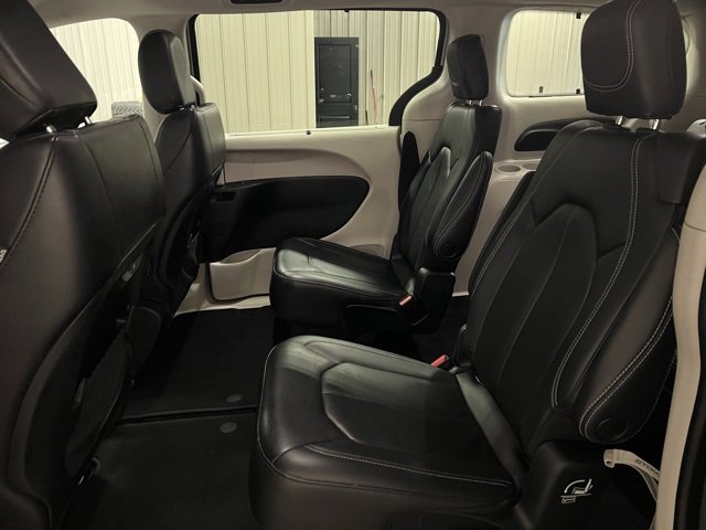 Used 2022 Chrysler Pacifica Touring-L image 17