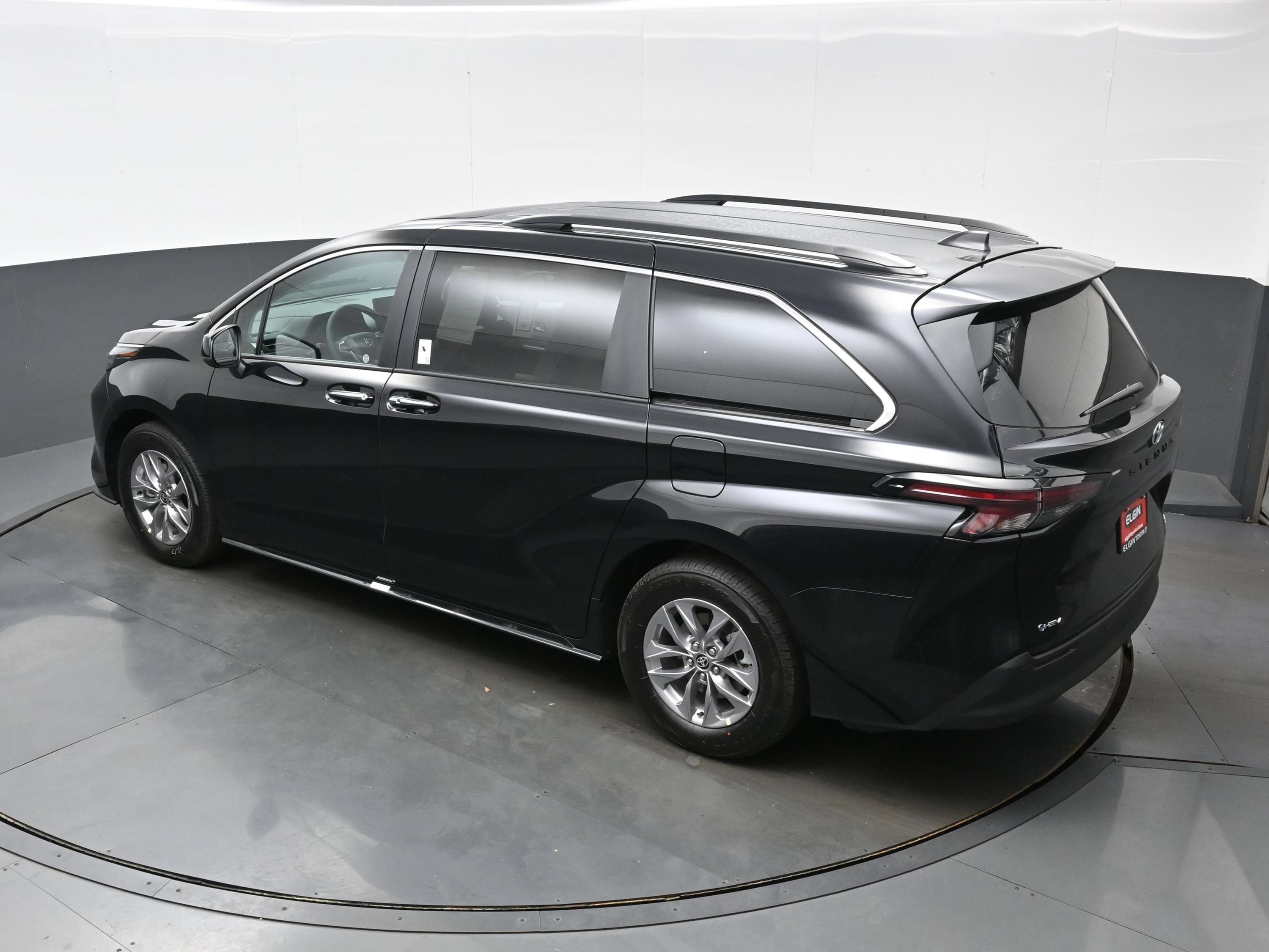 Used 2026 Toyota Sienna XLE FWD image 39
