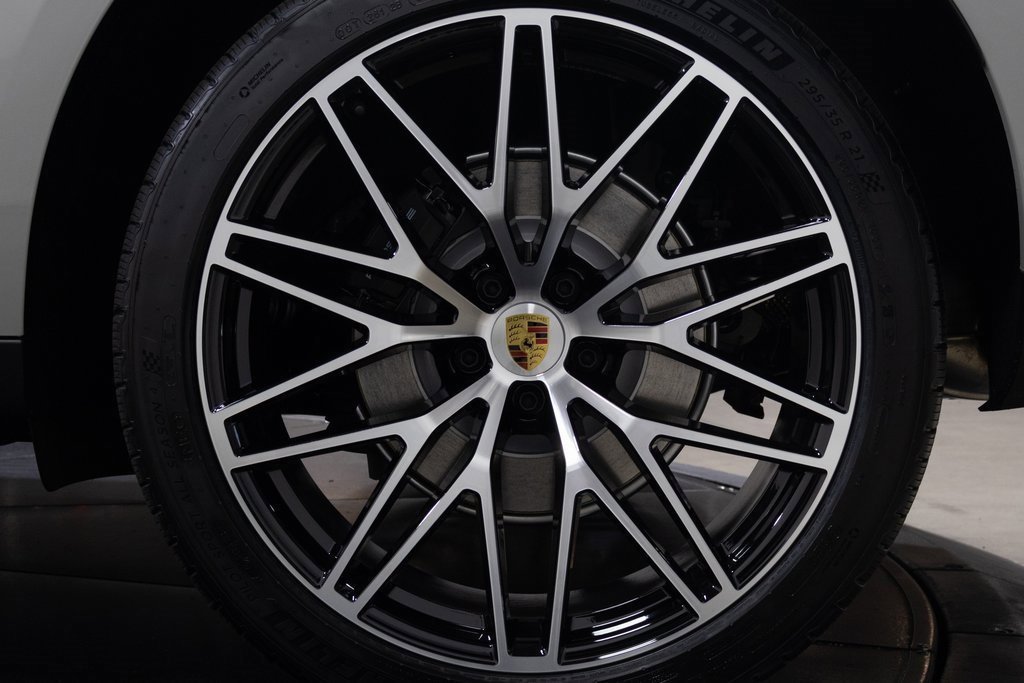 Used 2025 Porsche Macan image 24