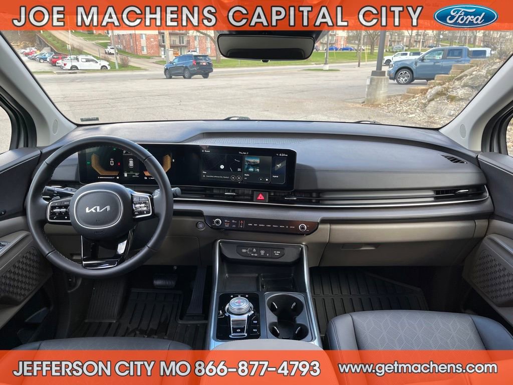 Used 2025 Kia Carnival EX image 12
