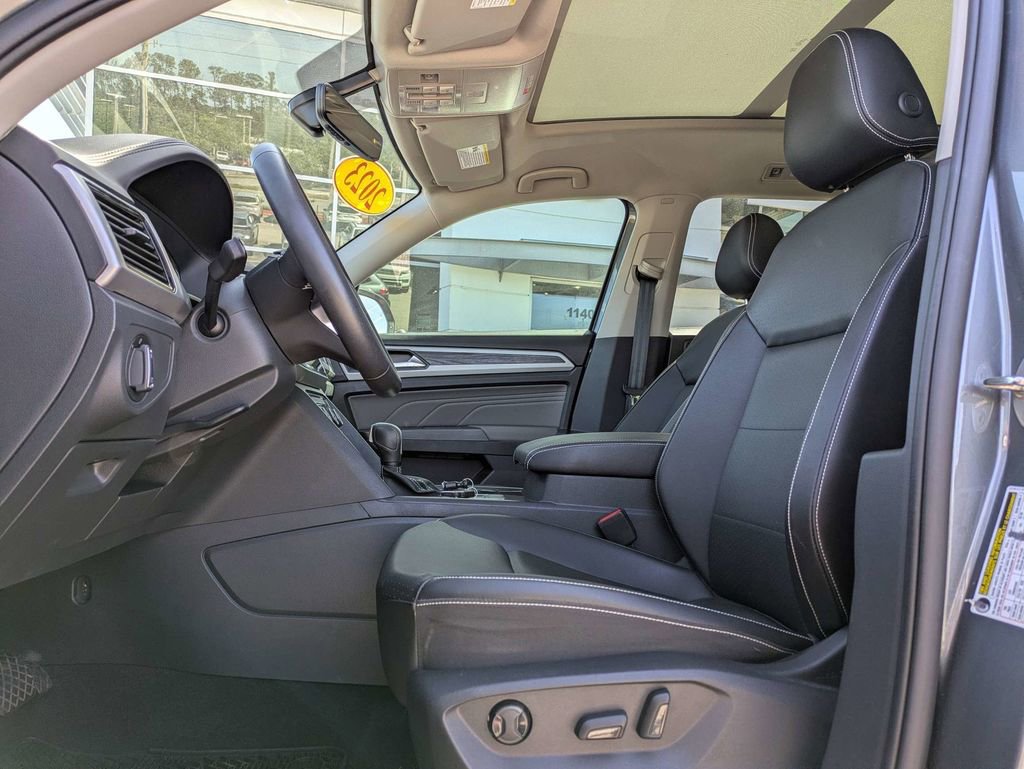 Certified 2023 Volkswagen Atlas SE w/ Panoramic Sunroof Package FWD image 2
