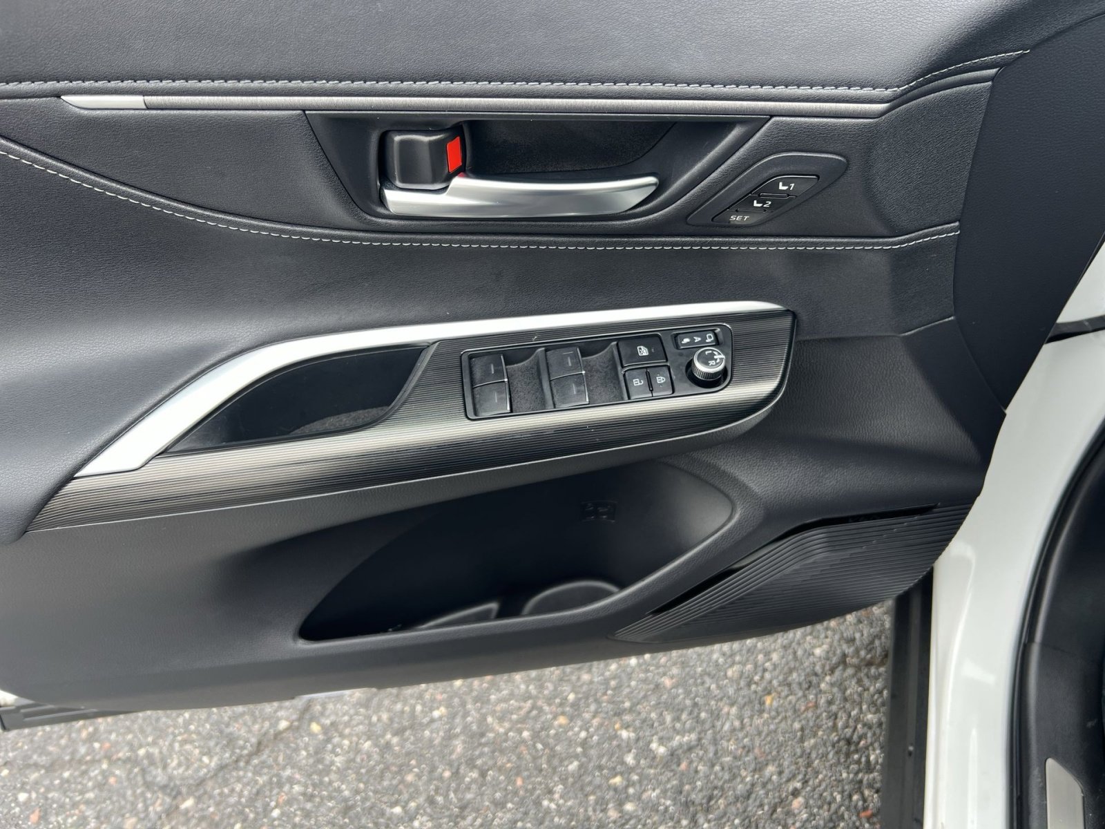 Used 2023 Toyota Venza Nightshade image 15