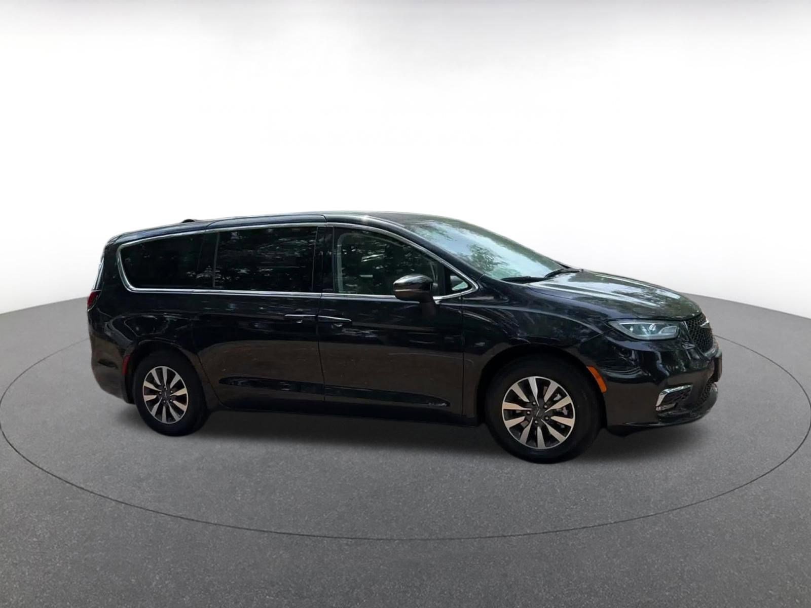 Used 2023 Chrysler Pacifica Touring-L image 1