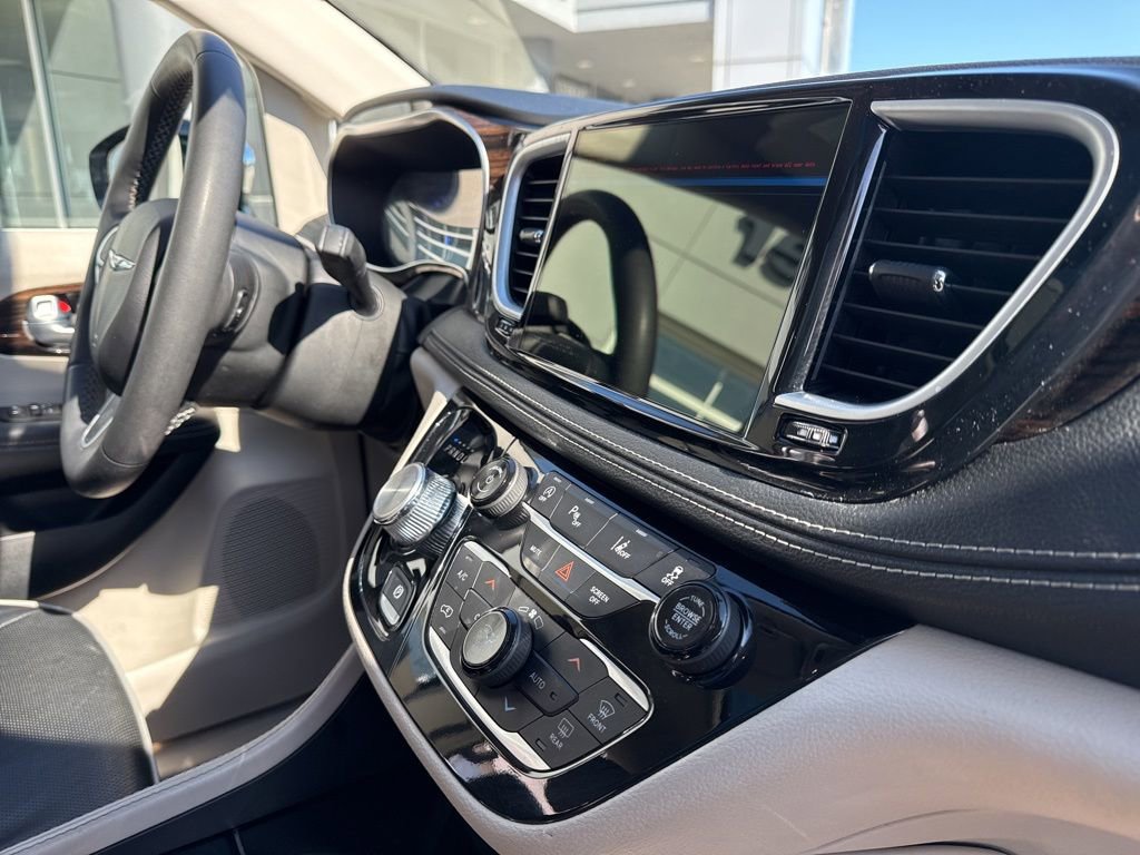 Used 2023 Chrysler Pacifica Limited image 25