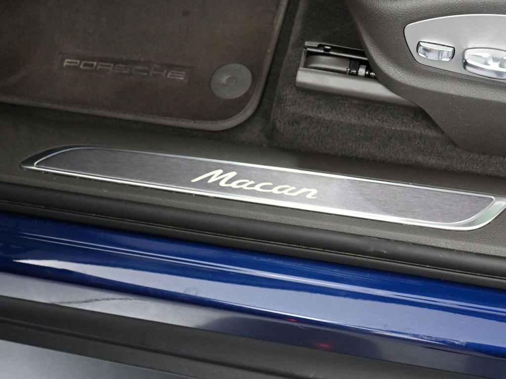 Certified 2025 Porsche Macan image 16