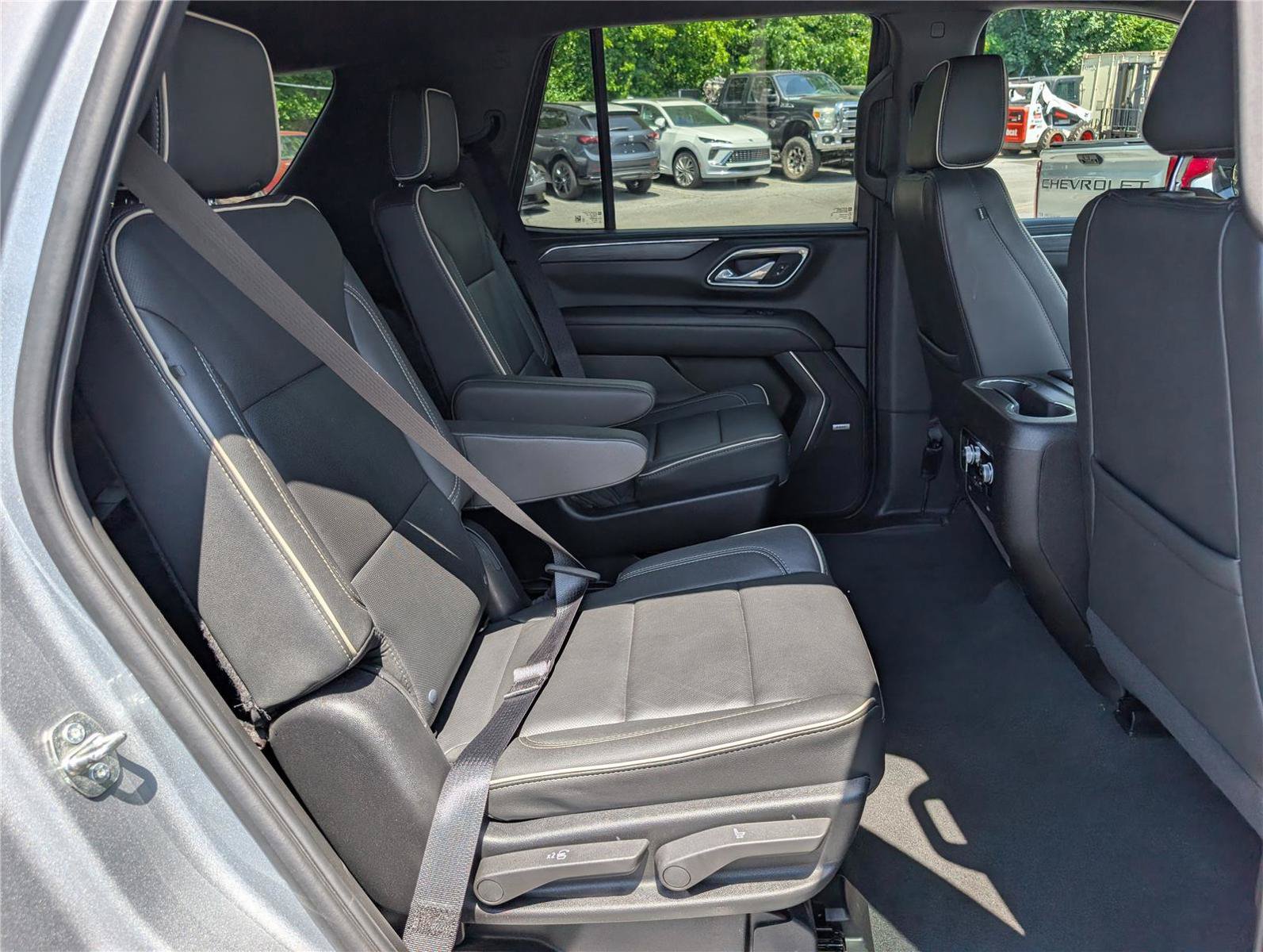 Used 2024 GMC Yukon SLT AWD/4WD image 13