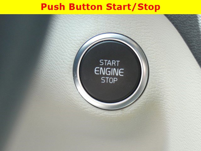 Used 2020 Volvo XC40 T4 Momentum image 21