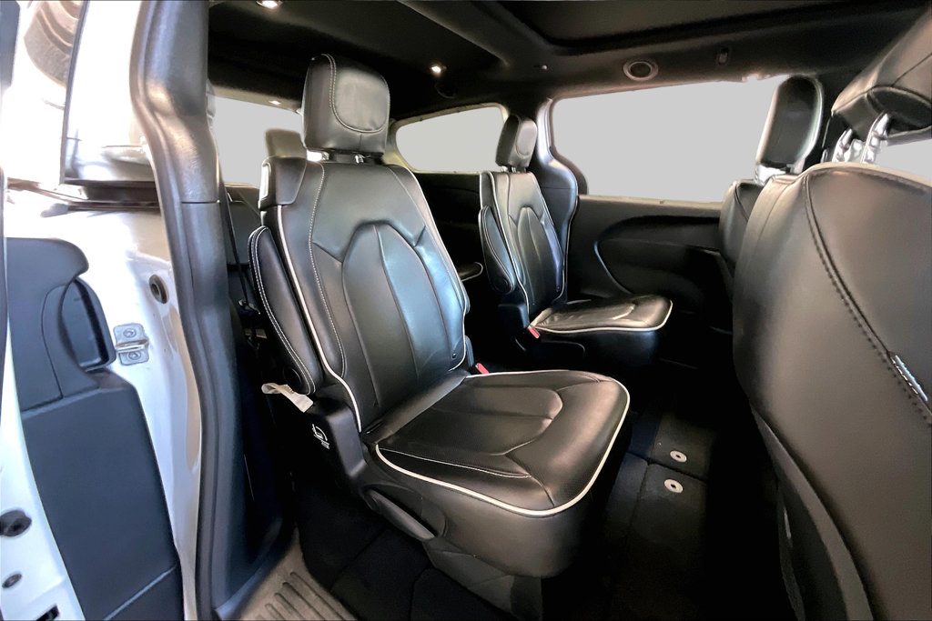 Used 2025 Chrysler Pacifica Limited FWD image 17