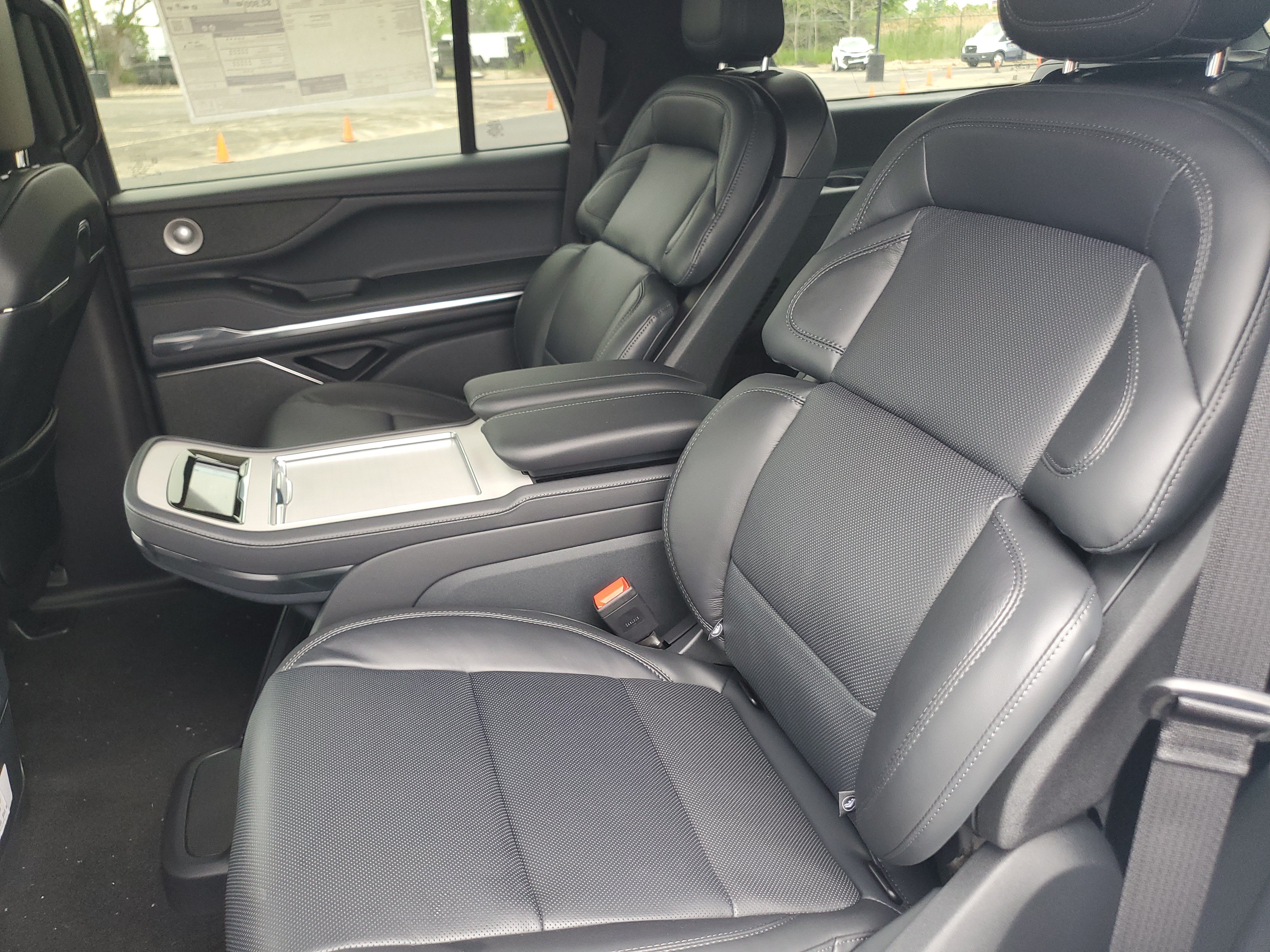 New 2026 Lincoln Navigator Reserve w/ Jet Appearance Package AWD/4WD image 30