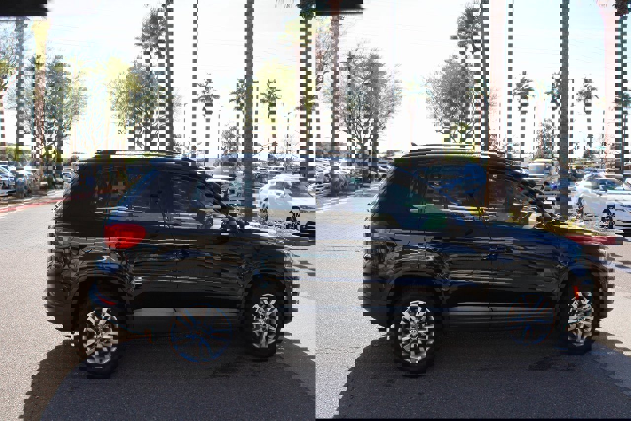 Used 2017 Volkswagen Tiguan S image 6