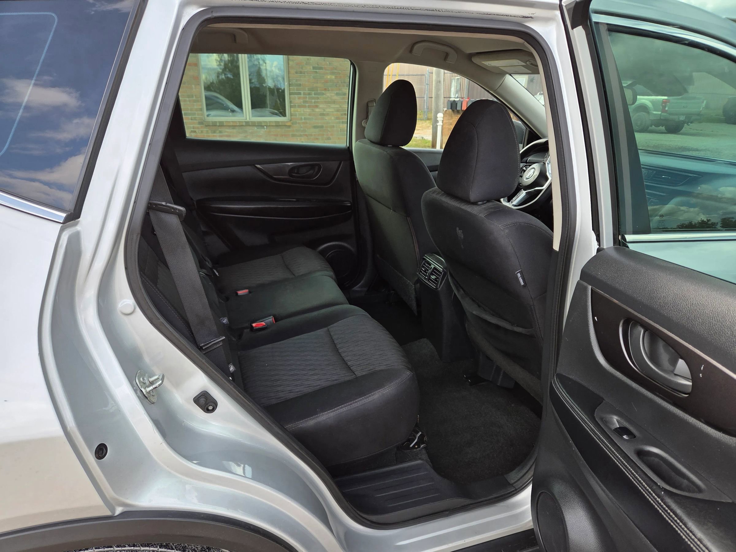 Used 2019 Nissan Rogue S FWD image 18