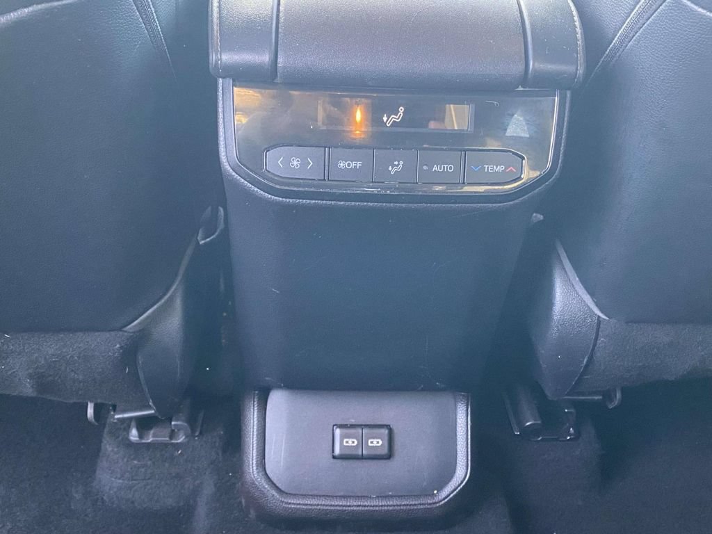 Used 2022 Toyota Highlander XLE AWD/4WD image 11