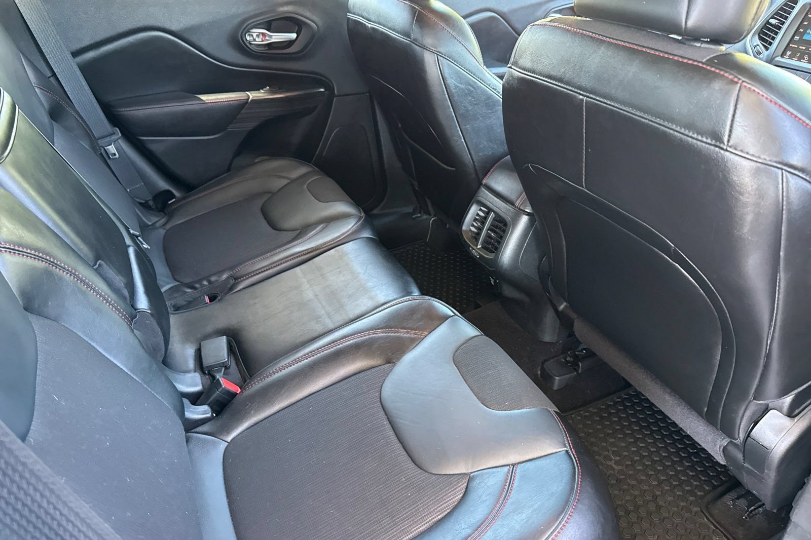 Used 2015 Jeep Cherokee Trailhawk AWD/4WD image 23