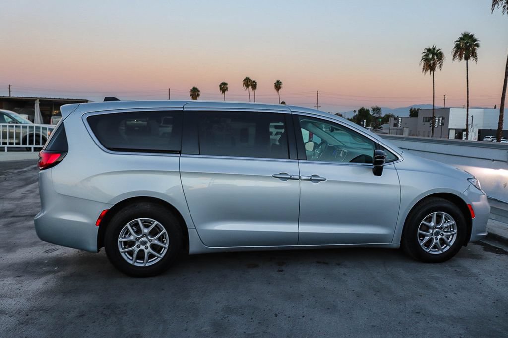 Used 2024 Chrysler Pacifica Touring-L FWD image 13