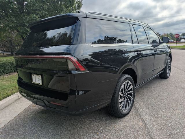 New 2025 Lincoln Navigator Reserve w/ Jet Appearance Package AWD/4WD image 4