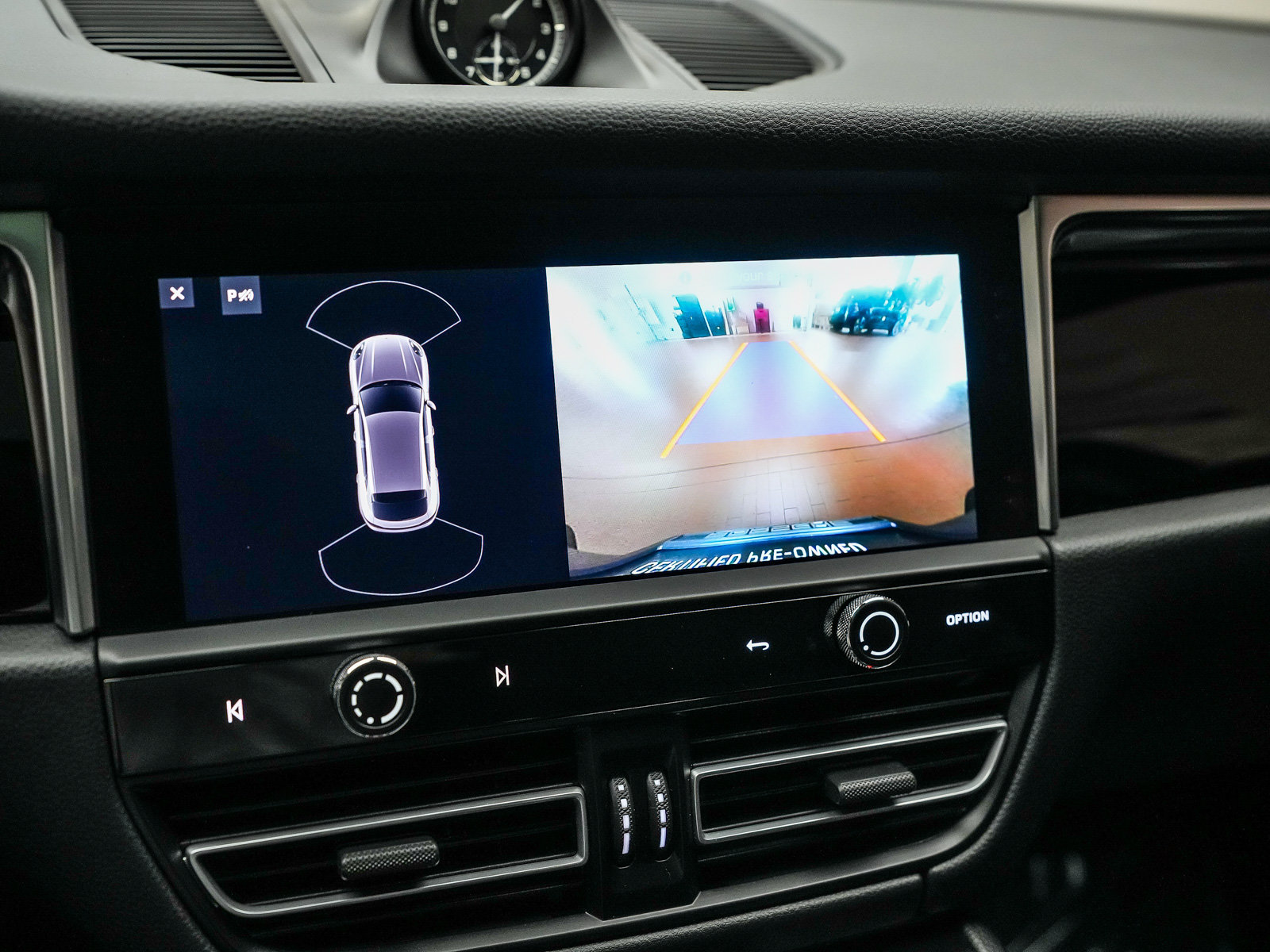 Certified 2024 Porsche Macan AWD/4WD image 28